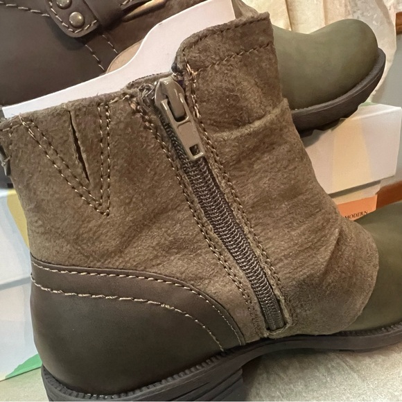 EARTH ORIGINS “Phoenix” Suede Leather Bootie in Dark Olive BNIB - Picture 7 of 16